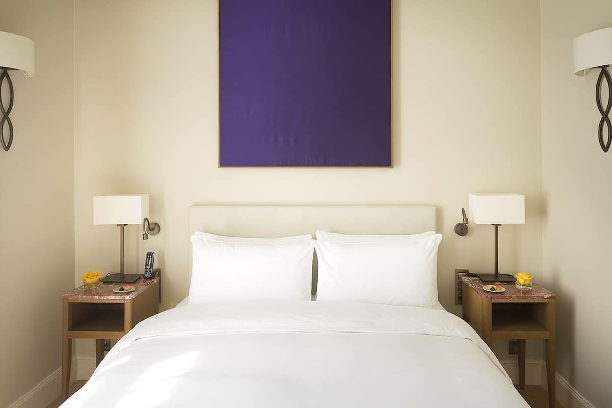 Chambre classique double | Literie de qualité, lit avec matelas à plateau-coussin, minibar
