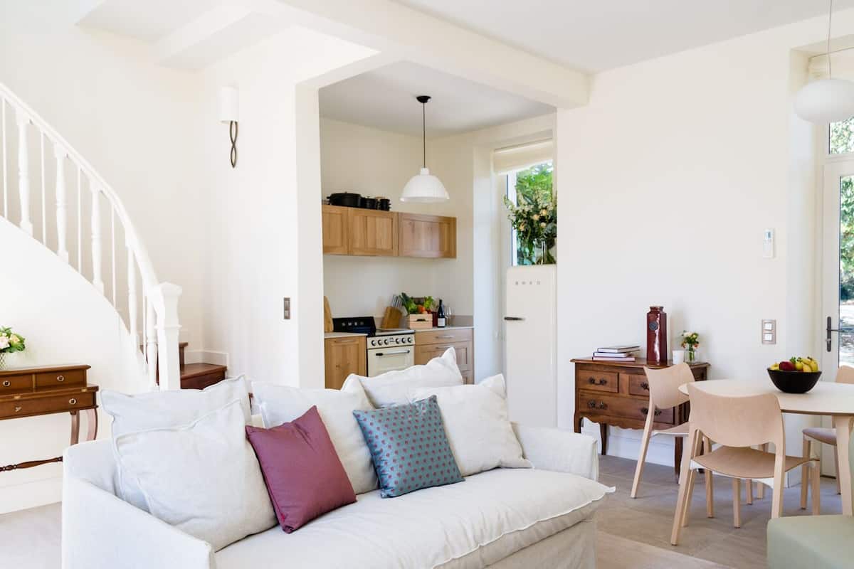 Maison | Literie de qualité, lit avec matelas à plateau-coussin, minibar