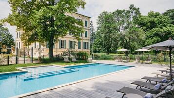 Außenpool, geöffnet von 07:00 Uhr bis 20:00 Uhr, Sonnenschirme