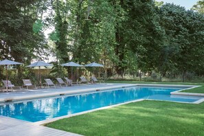 Piscine extérieure, parasols de plage, chaises longues