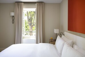 Apartment | Premium bedding, pillow-top beds, minibar, in-room safe