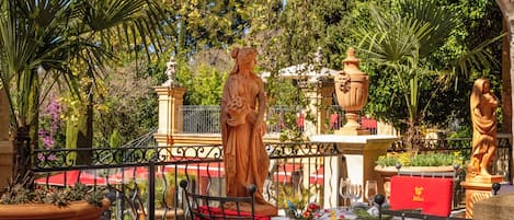 2 restaurants, breakfast, lunch, dinner served; local cuisine