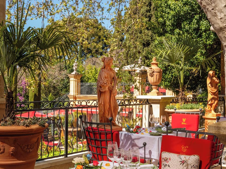 2 restauranter, frokost, lunsj og middag serveres, lokale retter