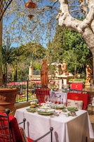 2 restaurantes; se sirve desayuno, almuerzo y cena; cocina local