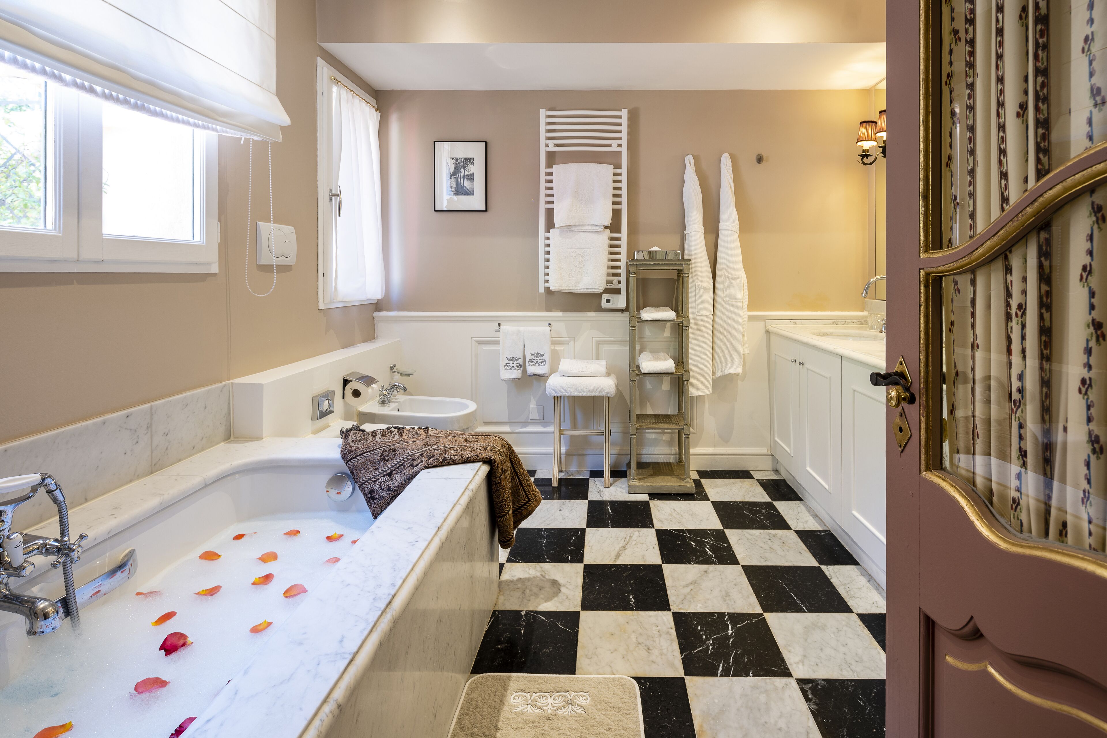 Juniorsvit (Includes Spa Access) | Badrum | Gratis toalettartiklar, hårtork, badrock och tofflor