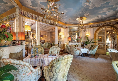 2 restaurantes; se sirve desayuno, almuerzo y cena; cocina local