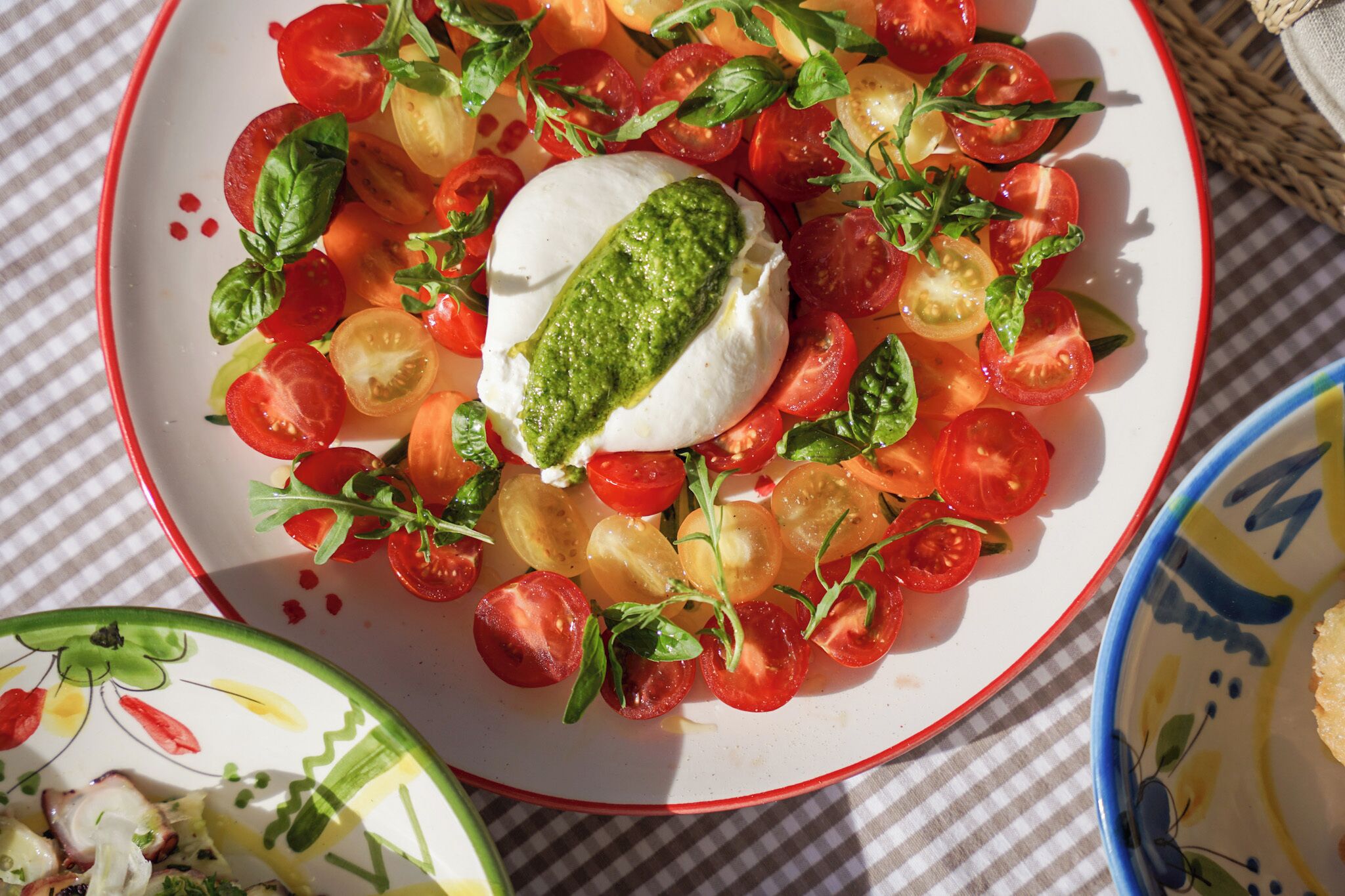 Una ensalada fresca de tomate, mozzarella y albahaca.