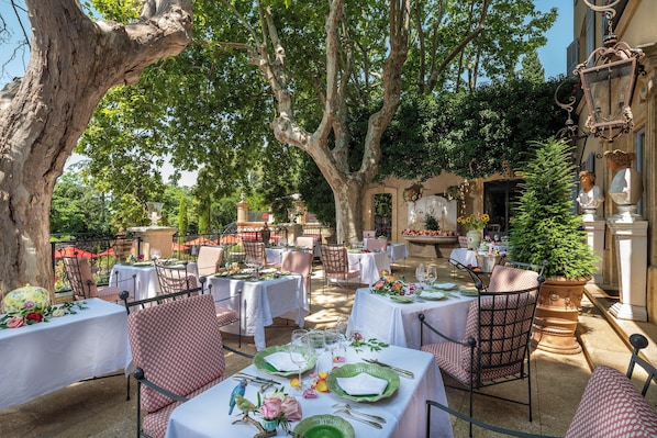 2 restaurantes, se sirven desayunos, comidas, cenas y cocina local