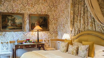 Junior Suite with Free Spa Access | 1 bedroom, Frette Italian sheets, premium bedding, minibar