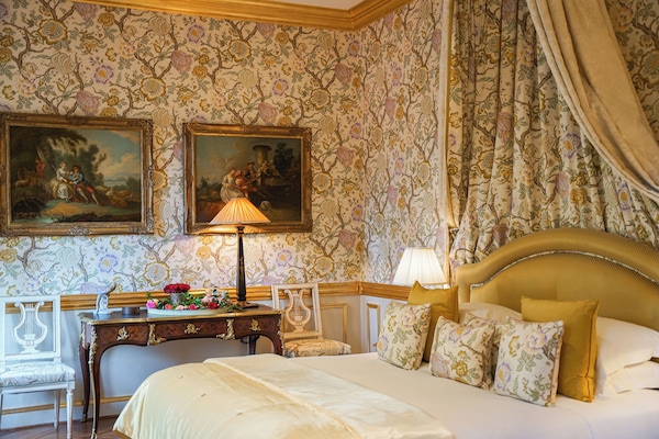 Junior kamer | 1 slaapkamer, Italiaanse Frette-lakens, luxe beddengoed, een minibar