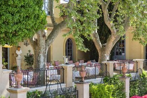 2 Restaurants, Frühstück, Mittagessen, Abendessen, lokale Küche