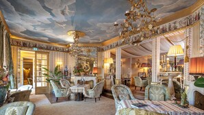 A luxurious room with ornate furniture, a chandelier, and a ceiling mural. - Villa Gallici Hôtel & Spa - Relais & Châteaux (Aix-en-Provence)