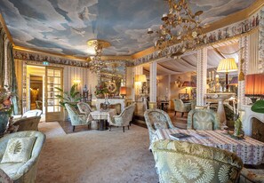 2 restaurants servant le petit déjeuner, spécialités Cuisine locale