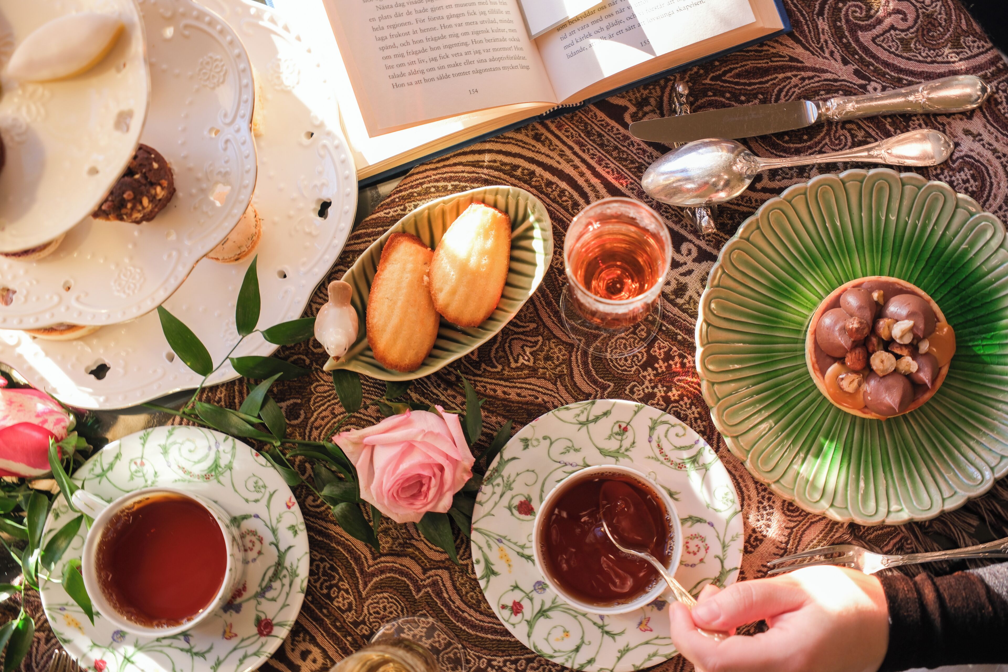 Una mesa dispuesta con platos, tazas y un libro, indicando un espacio para comer o leer.