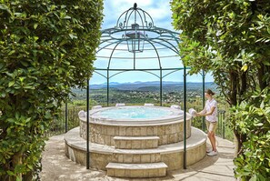 Indoor spa tub