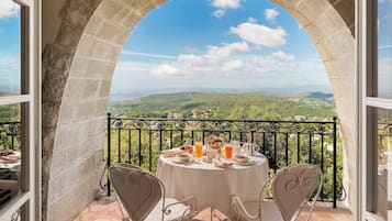 Premium bedding, minibar, in-room safe, soundproofing