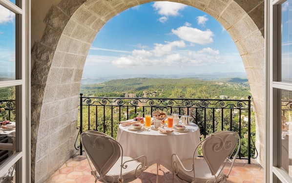 Premium bedding, minibar, in-room safe, soundproofing - Chateau Saint-Martin & Spa, Oetker Hotels (Vence)