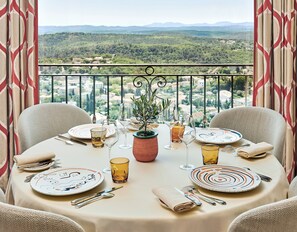 2 restaurants, serveren ontbijt, lunch, diner, Franse gerechten