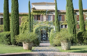 Property entrance - Chateau Saint-Martin & Spa, Oetker Hotels (Vence)