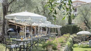 2 restaurants; breakfast, lunch, and dinner served