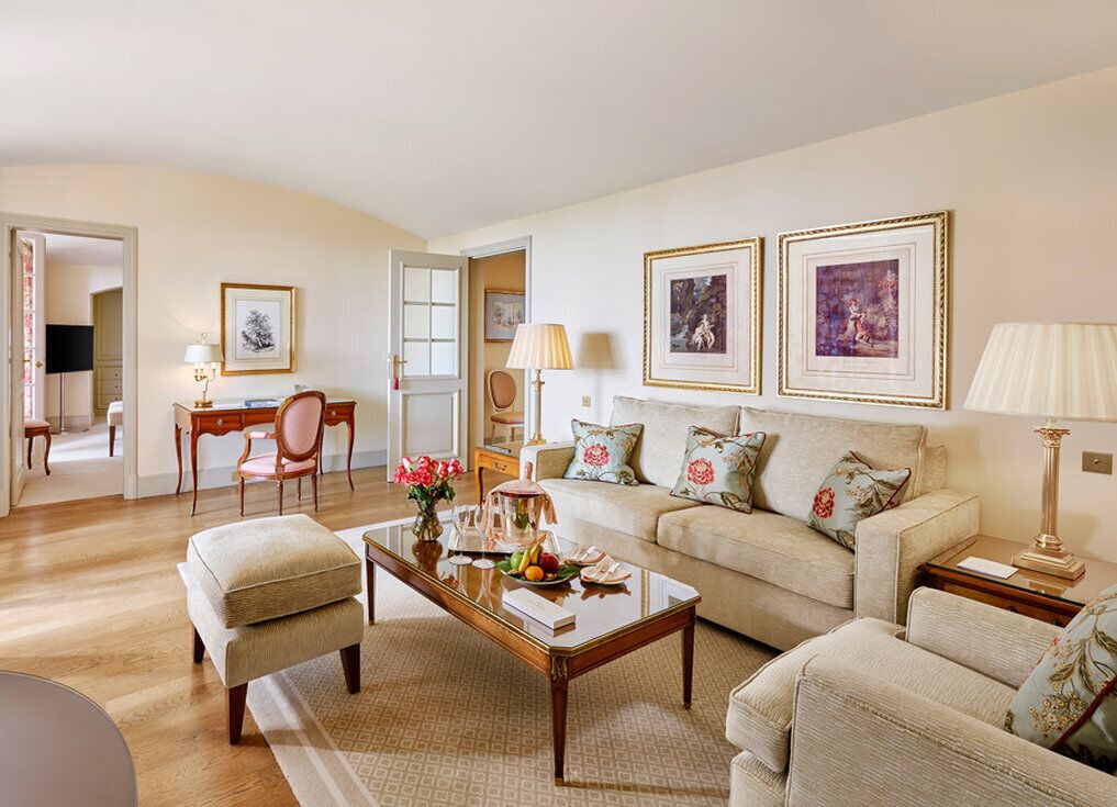 Suite, 1 slaapkamer | Luxe beddengoed, een minibar, een kluis op de kamer, geluiddichte muren