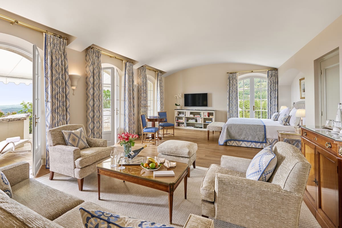 Junior-sviitti (Prestige) | Ylelliset vuodevaatteet, minibaari, tallelokero huoneessa, äänieristys