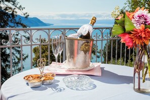 Superior Suite, Lake View | Egyptian cotton sheets, premium bedding, free minibar items