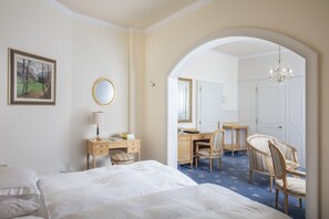 Superior Double Room | Egyptian cotton sheets, premium bedding, free minibar items - Hotel Victoria (Montreux)