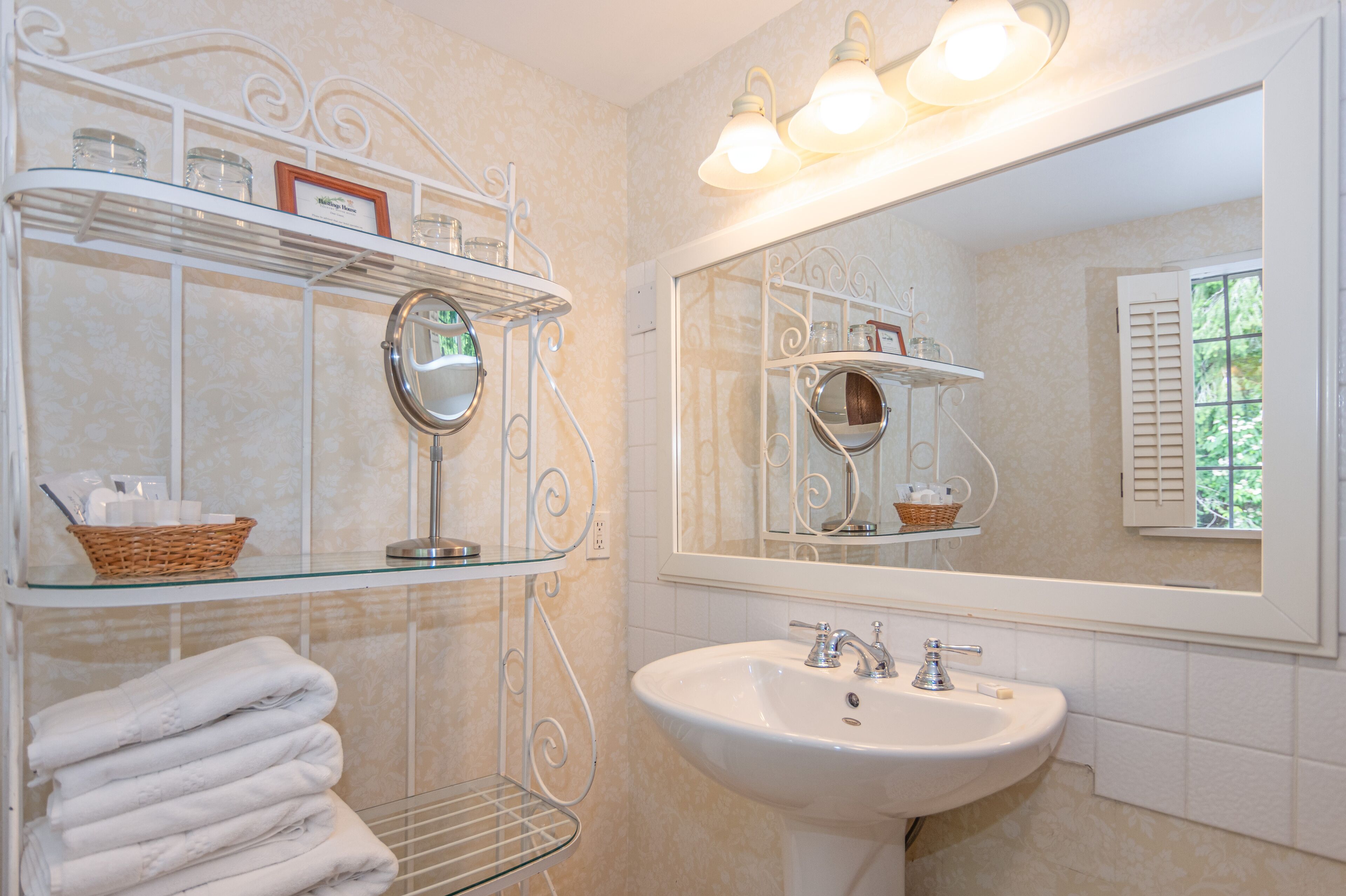 manor house up to 4 person occupancy - english breakfast | bathroom | free toiletries, hair dryer, bathrobes, slippers