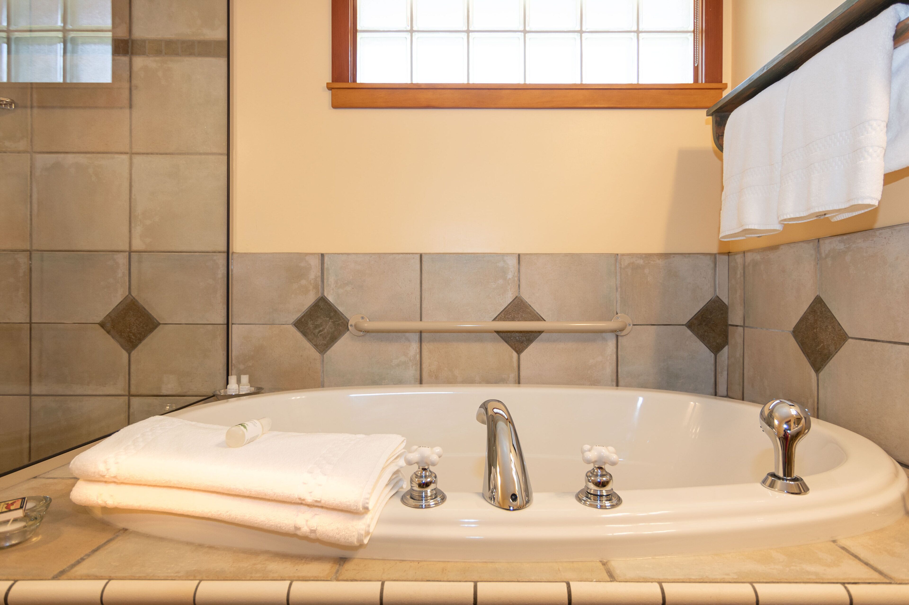 hillside suite up to 2 person occupancy - english breakfast | bathroom | free toiletries, hair dryer, bathrobes, slippers