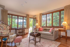 Hus (Farm, 3 Person, English Breakfast) | Oppholdsområde | LED-TV og peis