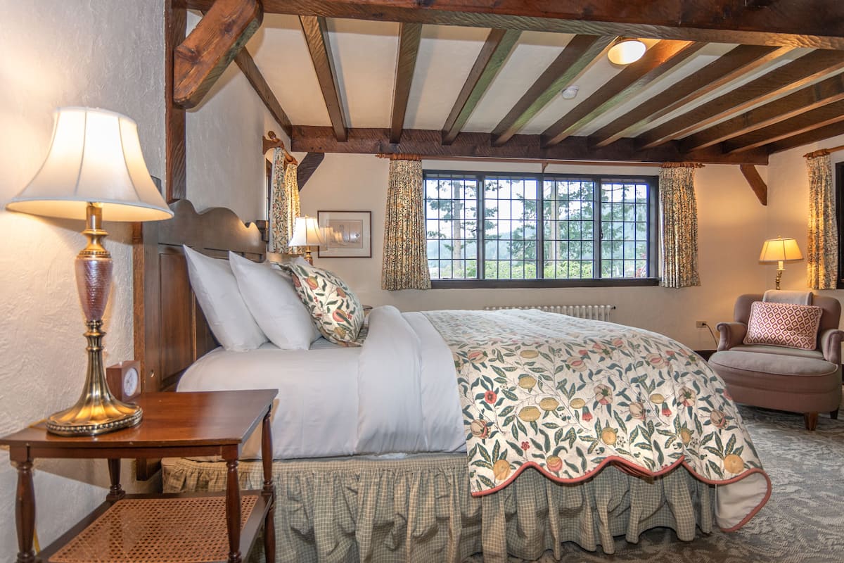 Manor House Up to 4 Person Occupancy - English Breakfast | 1 bedroom, Frette Italian sheets, premium bedding, Tempur-Pedic beds