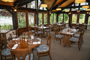 Dîner servi sur place, spécialités Cuisine locale, vue sur la mer 