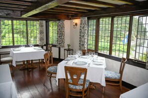 Dîner servi sur place, spécialités Cuisine locale, vue sur la mer 