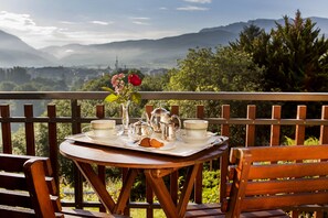 Premium bedding, free minibar, in-room safe, individually decorated - Hotel & Spa El Castell de Ciutat (La Seu d'Urgell)