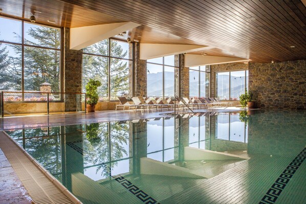 Una piscina techada, una piscina al aire libre