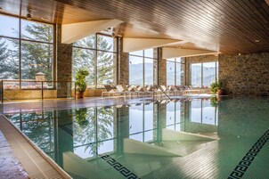 Una piscina cubierta, una piscina al aire libre