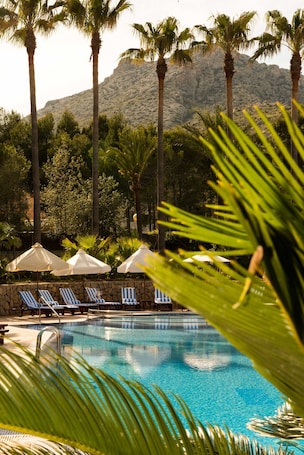 Außenpool, Sonnenschirme, Liegestühle. Hotel Cala Sant Vicenç - Adults Only + 16