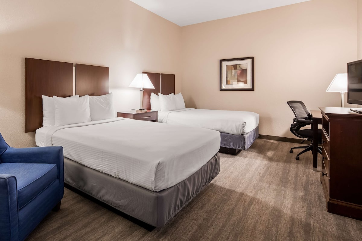 1 bedroom, pillow-top beds, desk, laptop workspace