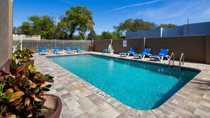 Una piscina al aire libre