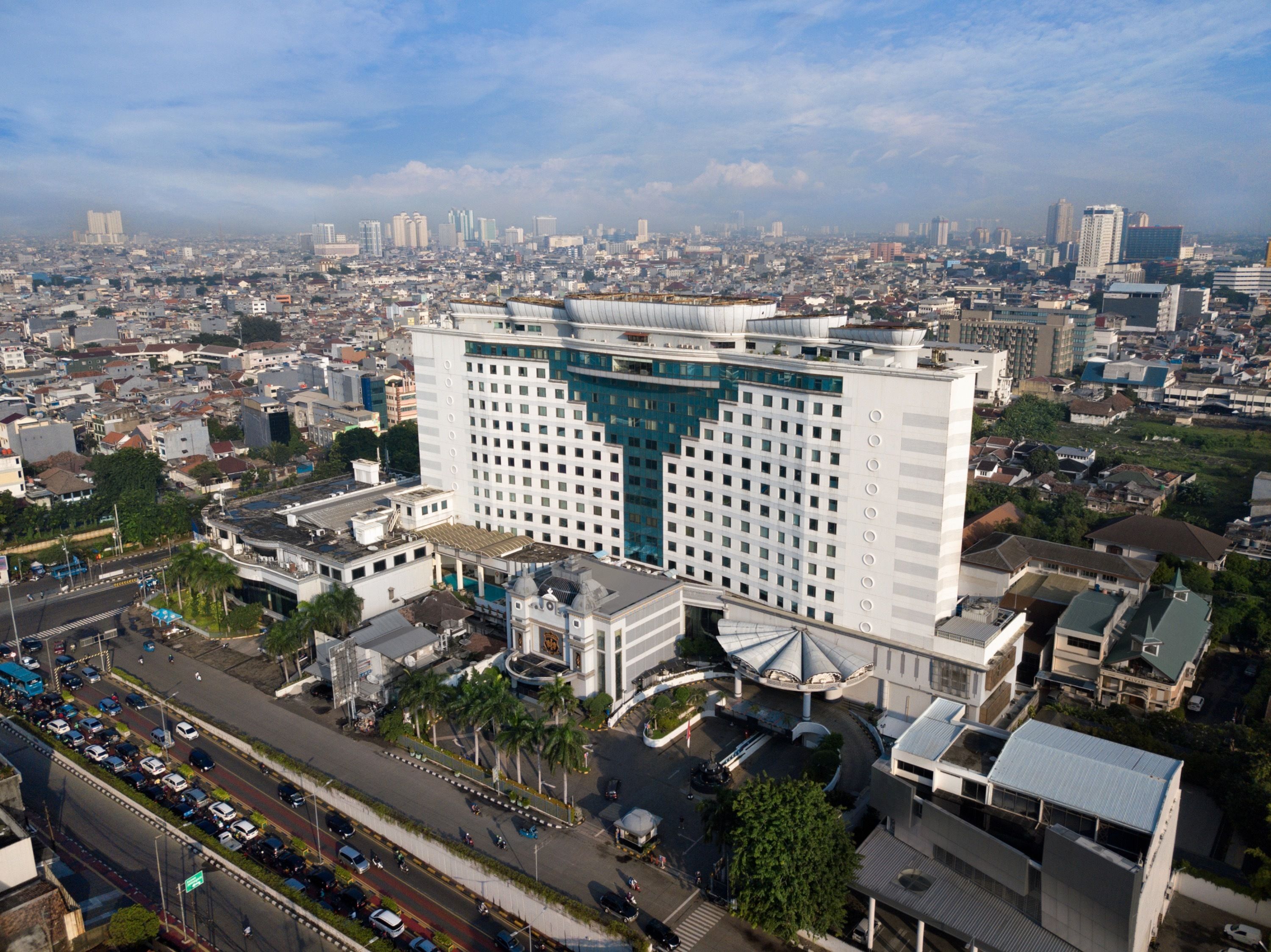 Un hotel amplio con un atrio central llamativo y varios pisos.
