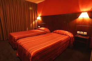 Ropa de cama de alta calidad, muebles diferentes y escritorio 