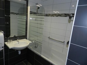 Combined shower/tub, free toiletries, hair dryer, towels