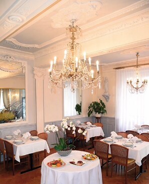 Petit-déjeuner, déjeuner et dîner servis sur place