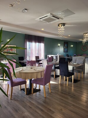 Lunch and dinner served, French cuisine