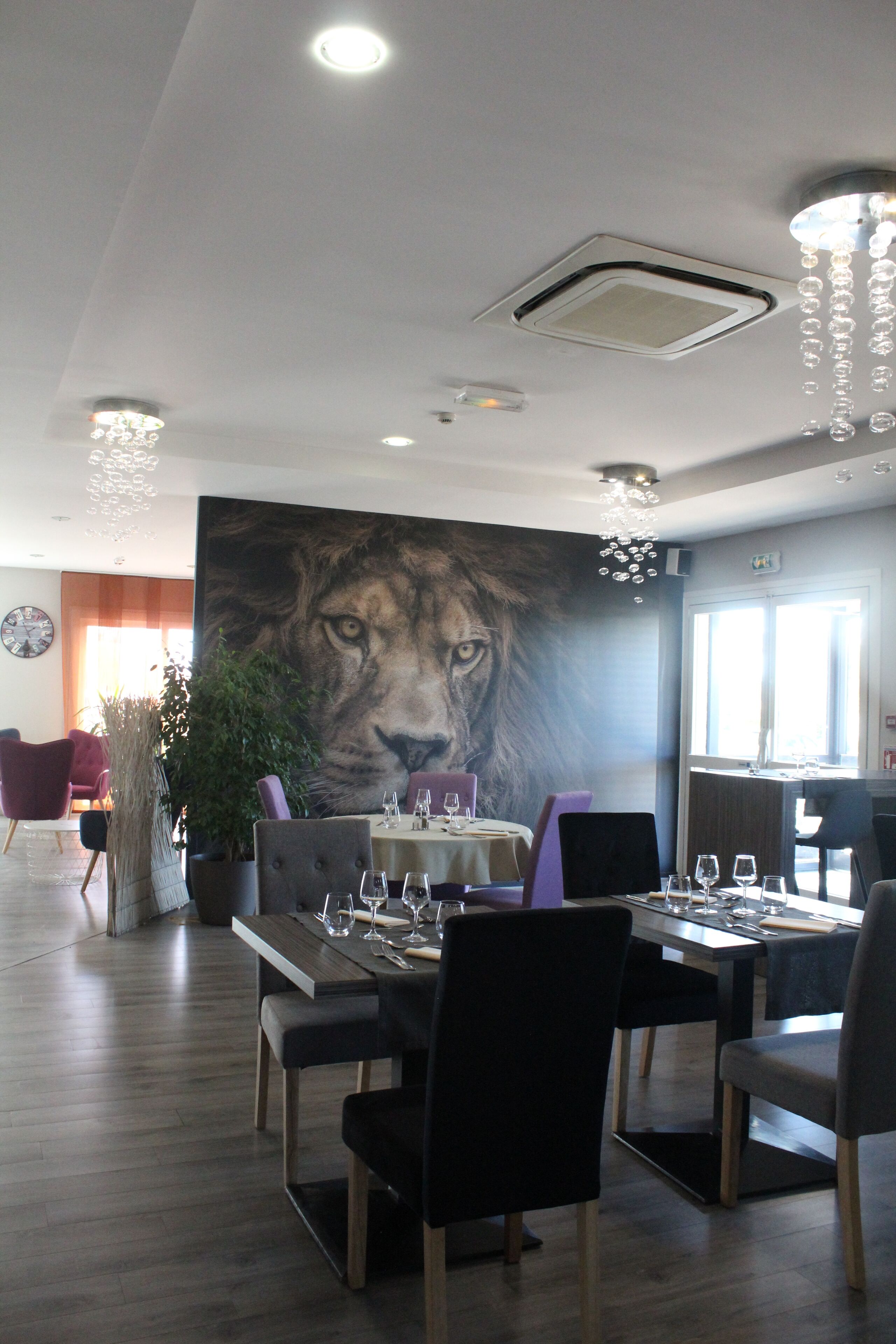 Lunch and dinner served, French cuisine