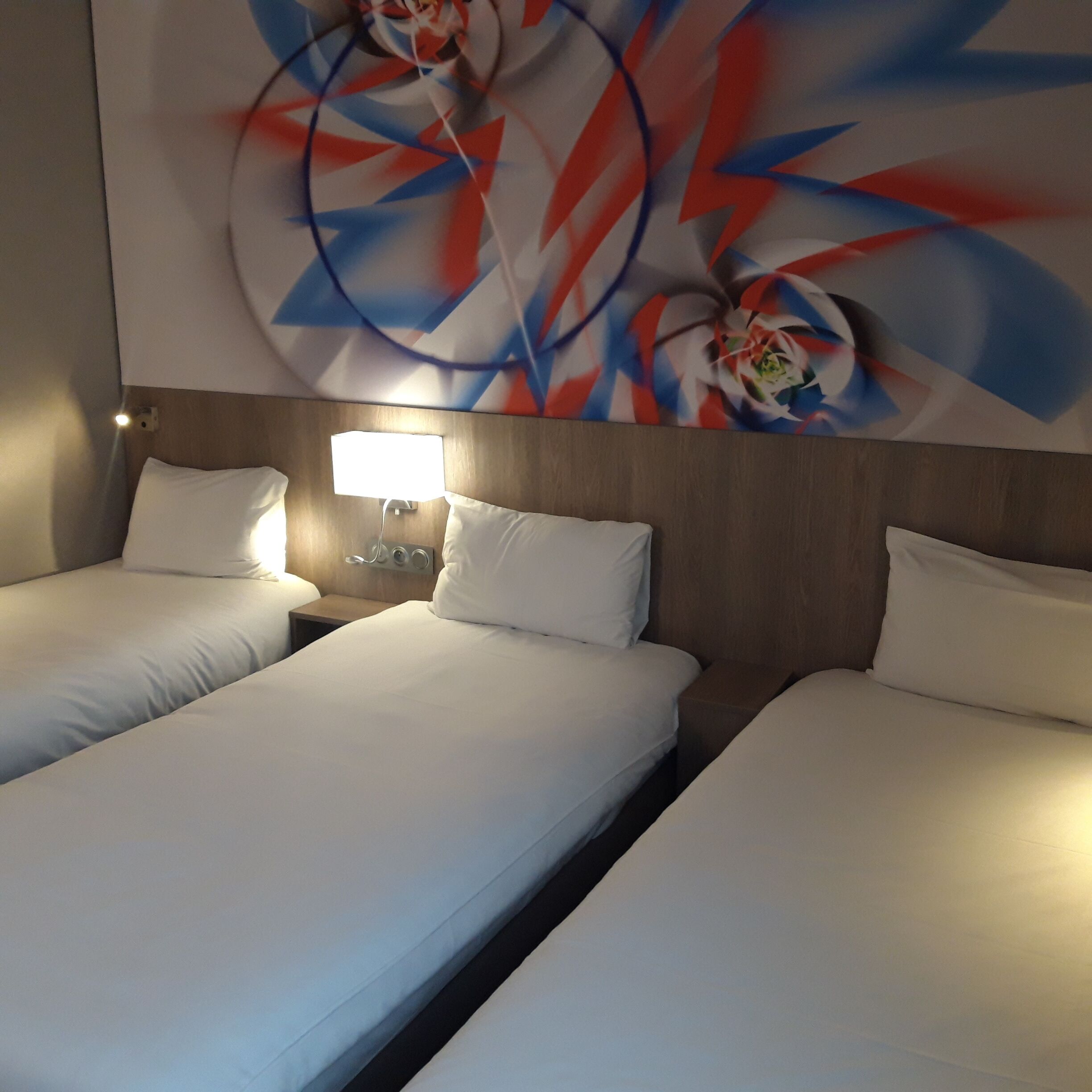 triple room, 3 single beds | desk, iron/ironing board, free wifi, bed sheets