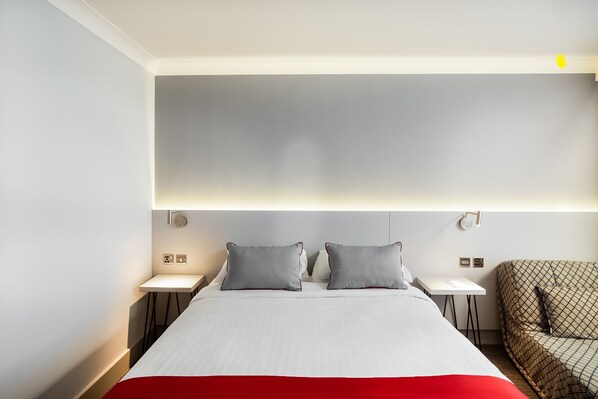 Premium bedding, desk, iron/ironing board, cots/infant beds