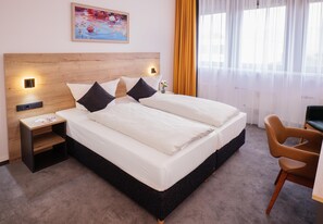 Deluxe Room, 2 Twin Beds | Hypo-allergenic bedding, down comforters, individually furnished, desk - Best Western Comfort Business Hotel (Neuss)
