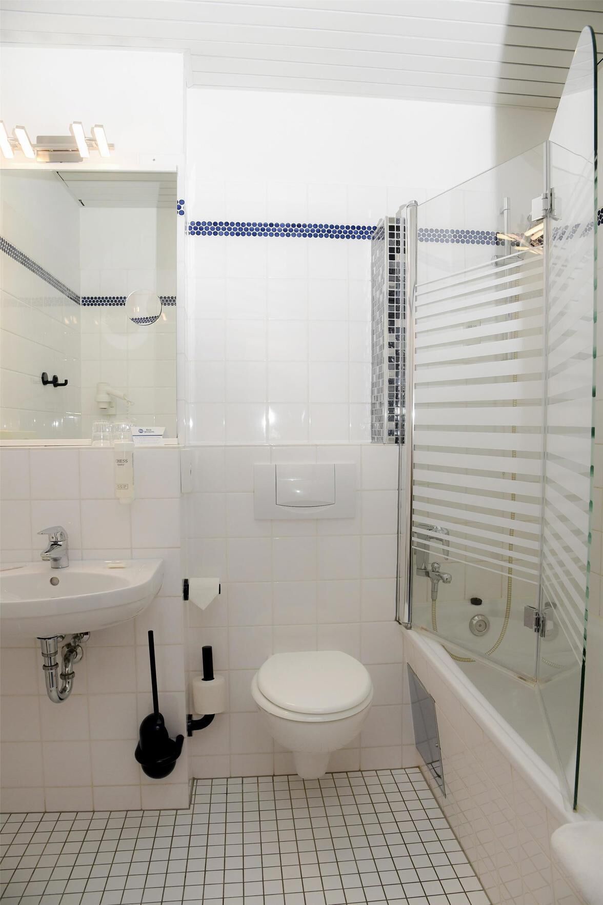 Baño | Secadora de cabello, pantuflas, toallas, jabón 